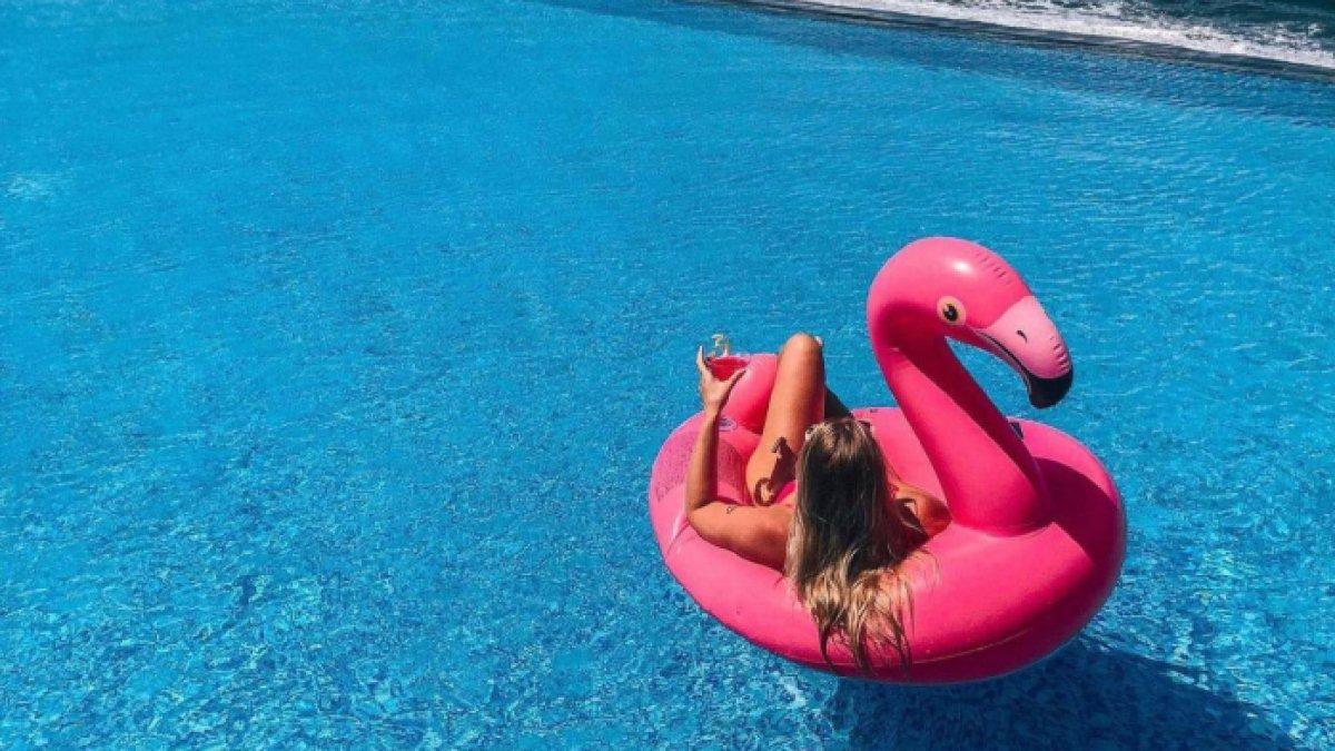 Wisata floatis flamingo di Flamingo Beach Club Bali.