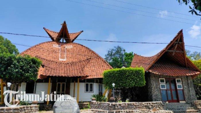 Wisata Religi Goa Maria Pohsarang di Kecamatan Semen Kabupaten Kediri.