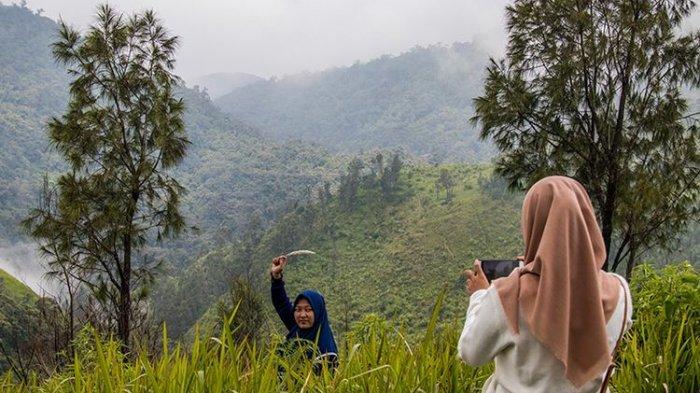 Wisatawan berfoto di Bukit Mongkrang, Karanganyar, Jawa Tengah.
