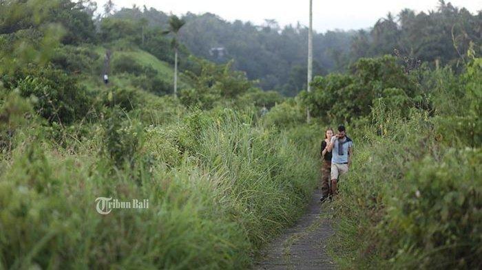 Wisatawan berlibur di Bukit Tjampuhan, Gianyar, Bali, Rabu (24/6/2020).