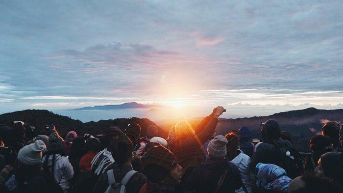 Wisatawan menanti matahari terbit di Penanjakan 1 Gunung Bromo, Pasuruan, Jawa Timur, Minggu (3/2/2019).