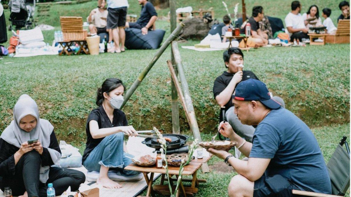 Wisatawan di Omah Ndelik, satu tempat wisata baru di Puncak Bogor yang viral