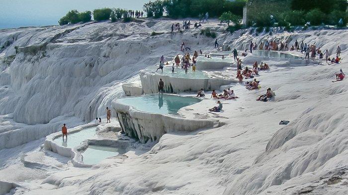 Pamukkale, satu tempat wisata di dunia yang serasa berada di planet lain.