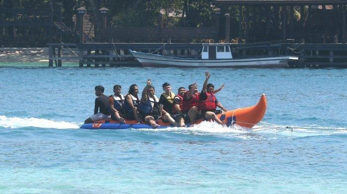Aktifitas wisatawan lokal saat menikmati permainan banana boat di Kepulauan Dolphin, Pulau Harapan, Kepulauan Seribu, Jakarta.