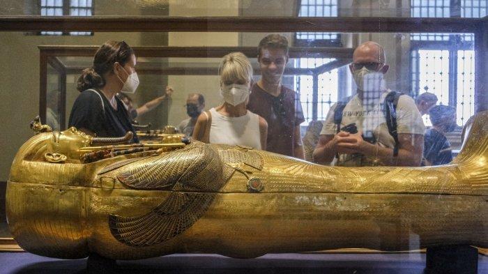 Wisatawan melihat sarkofagus emas murni Kerajaan Baru Mesir Kuno Firaun Tutankhamun (1342-1325 SM), di galeri khusus firaun di Museum Mesir di pusat ibukota Mesir Kairo pada 27 Oktober 2021.