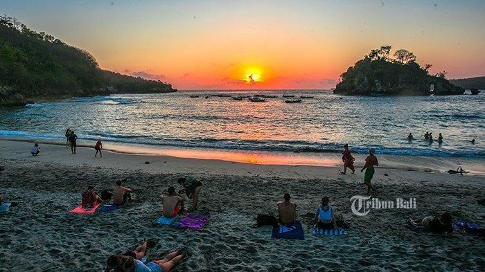 Sejumlah wisatawan menikmati sunset di Pantai Crystal Bay, Nusa Penida, Klungkung, Bali, Rabu (9/10/2019).