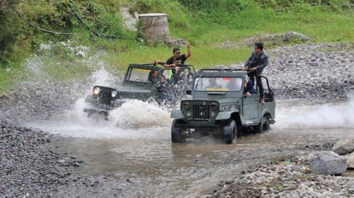 Wisatawan menikmati wahanan jip wisata di lava tour kawasan Kaliadem, lereng Merapi, Sleman