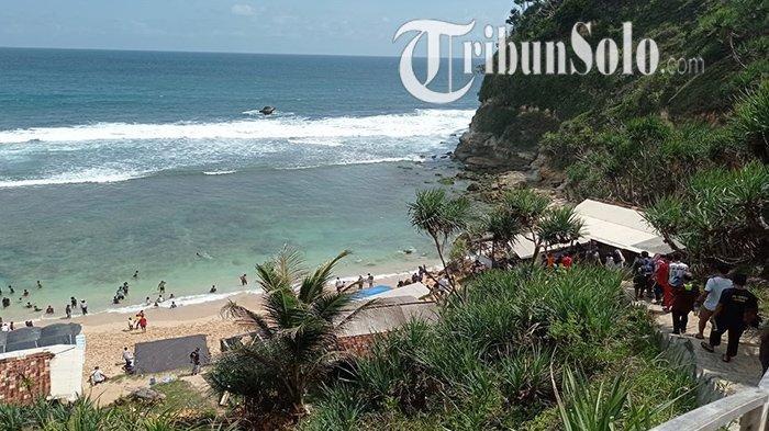 Wisatawan menuruni jalanan menuju Pantai Nampu di Dukuh Dringo, Desa/Kecamatan Paranggupito, Kabupaten Wonogiri, Minggu (10/10/2021).