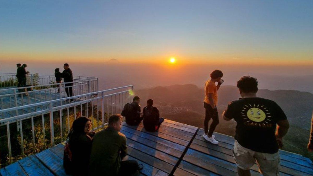 Wisatawan menyaksikan sunset di Taman Langit Telomoyo, Magelang, Jawa Tengah.