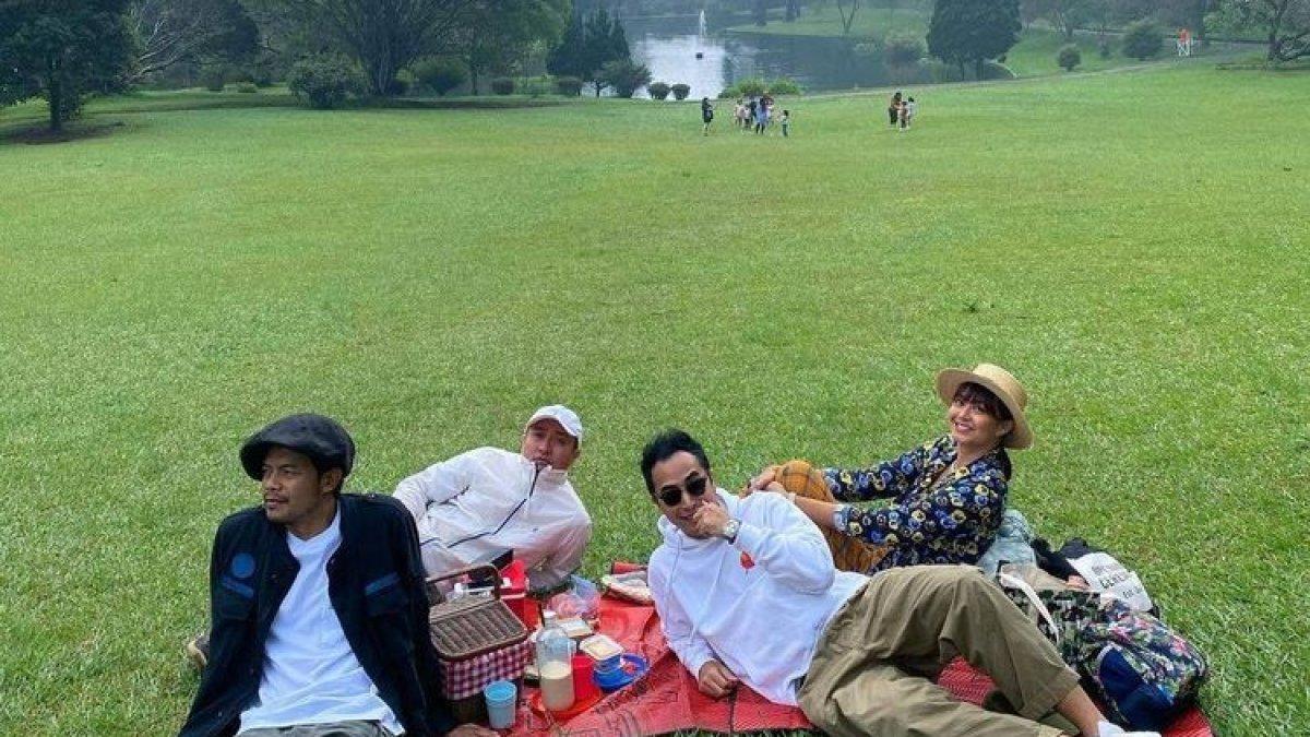 Ilustrasi wisatawan sedang piknik bersama sahabat di Kebun Raya Bogor.