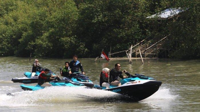 Wali Kota Surabaya Eri Cahyadi saat mencoba wahana di Romokalisari Adventure Land resmi dibuka, Minggu (25/9/2022).