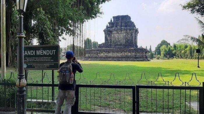Wisatawan saat berkunjung ke Candi Mendut di Kabupaten Magelang, Jumat (17/7/2020).