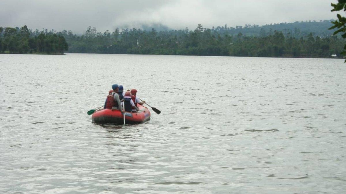 Wisatawan Situ Cileunca.