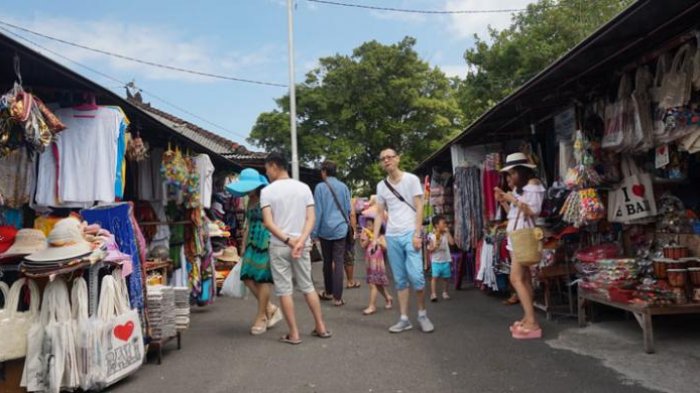 Wisatawan Tiongkok di Tanah Lot, Kabupaten Tabanan, Bali, Jumat (26/6/2015).