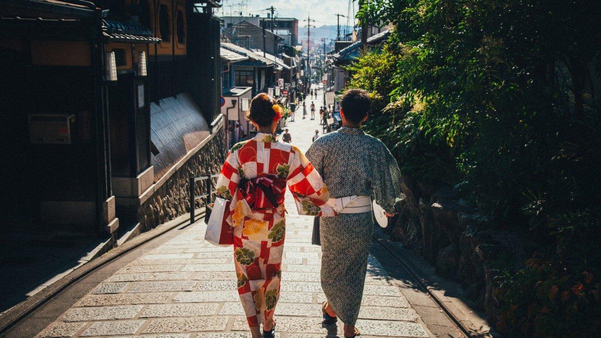 Wisatawan yang keliling Kyoto Jepang mengenakan Yukata