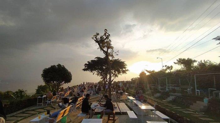 Wisatawan yang menikmati sunset di Taman Fathan Hambalang.