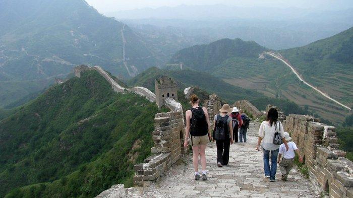 Wisatawan yang menjelajahi Tembok Besar China