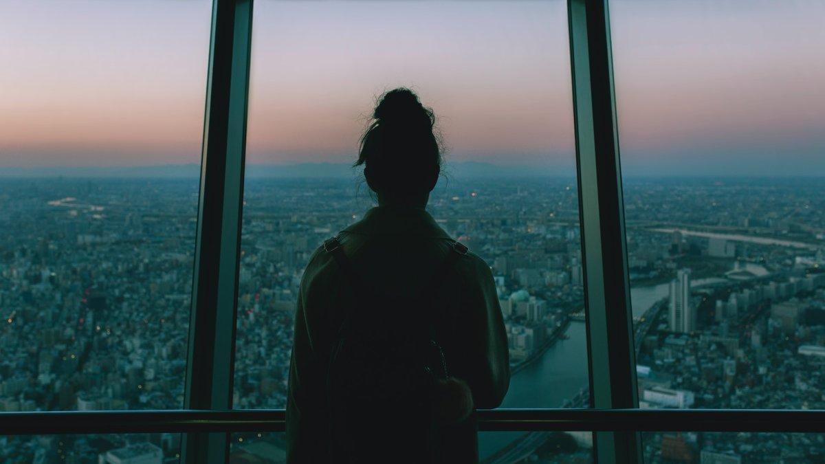 Wisatawan yang menyaksikan sunset dari dek observasi Tokyo Skytree, Tokyo, Jepang