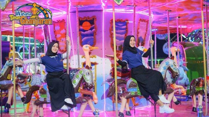 Wisatawan yang sedang bermain di satu wahana Taman Ghanjaran Mojokerto.
