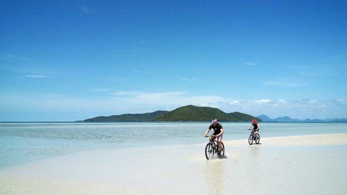 Wisatawan yang sedang bersepeda menelusuri pantai di Koh Samui, Thailand