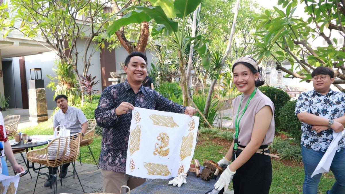 workshop <a href='https://travel.tribunnews.com/tag/batik' title='batik'>batik</a> oakwood hotel