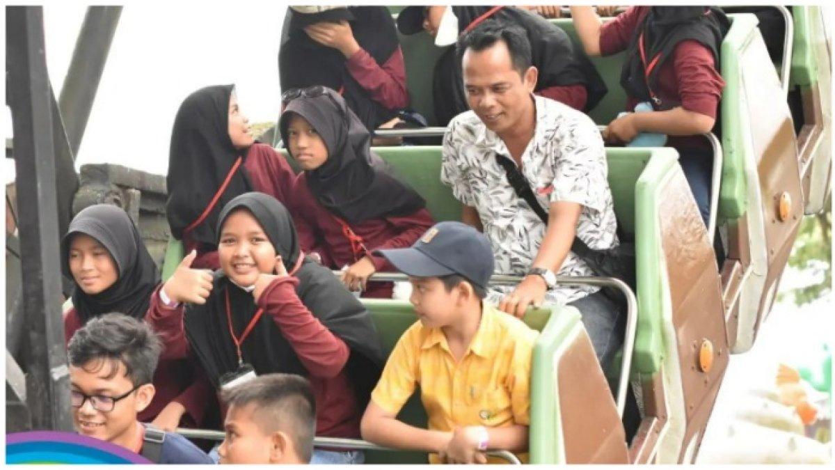 Pengunjung menikmati wahana permainan tempat wisata di Tangerang World Of Wonders Theme Park.