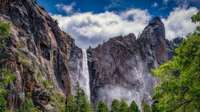 Air Terjun Yosemite, satu air terjun paling ikonik dari seluruh dunia yang menarik buat dijelajahi.