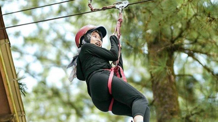 Wahana flying fox di Grafika Cikole.