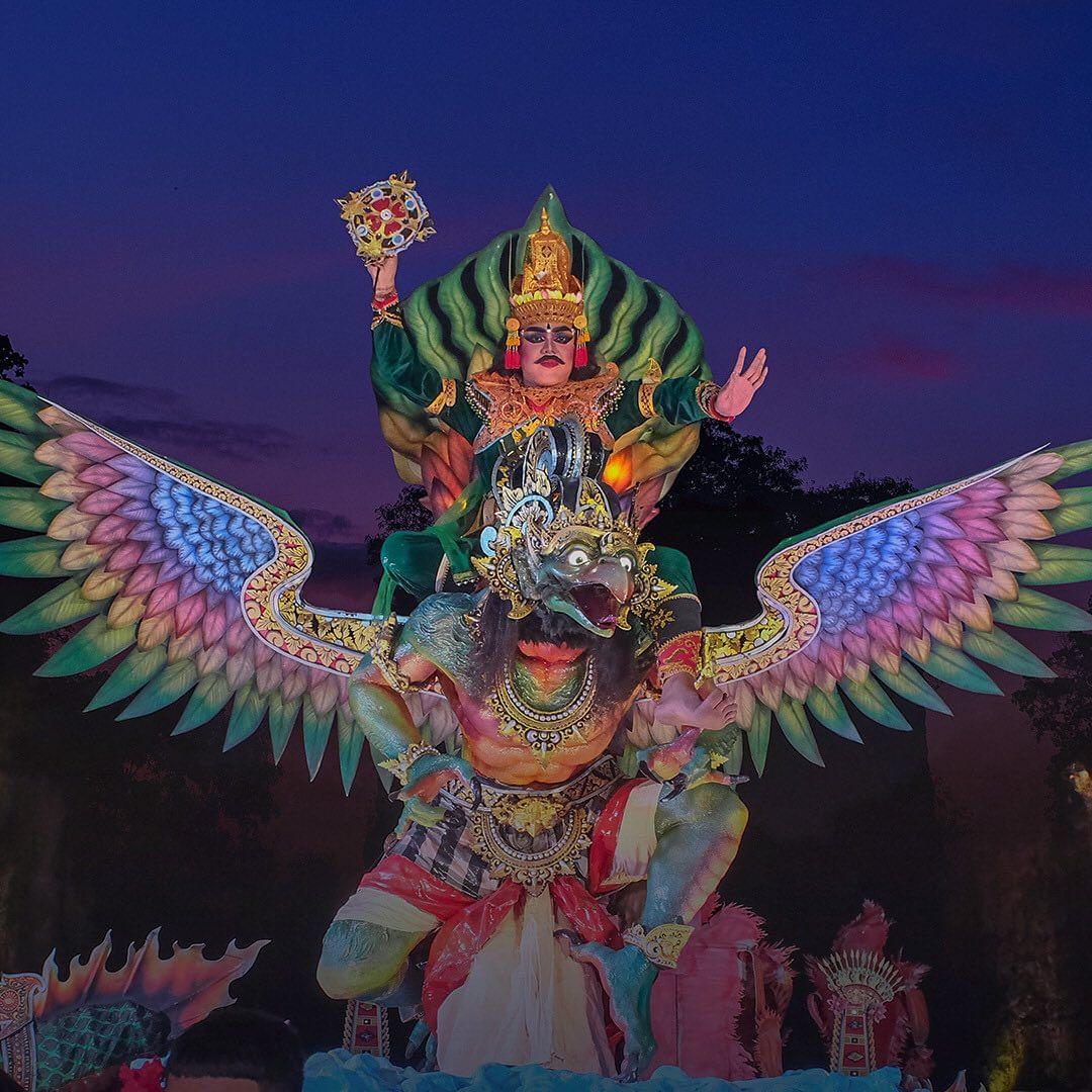 Pertunjukan tari kecak yang dipadukan dengan kesenian ogoh-ogoh di GWK, Bali. (Instagram/gwkbali)