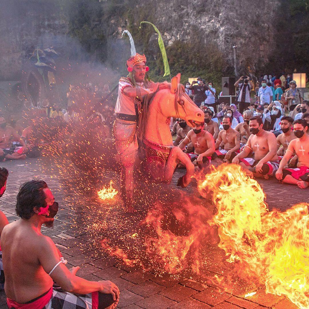 Pertunjukan tari kecak di GWK, Bali. (Instagram/gwkbali)
