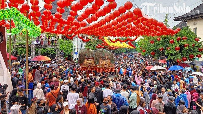 Karnaval Budaya Grebeg Sudiro 2024 diakhiri dengan pembagian kue keranjang di depan Pasar Gede Solo, Minggu (4/2/2024). (TribunSolo.com/Andreas Chris Febrianto)
