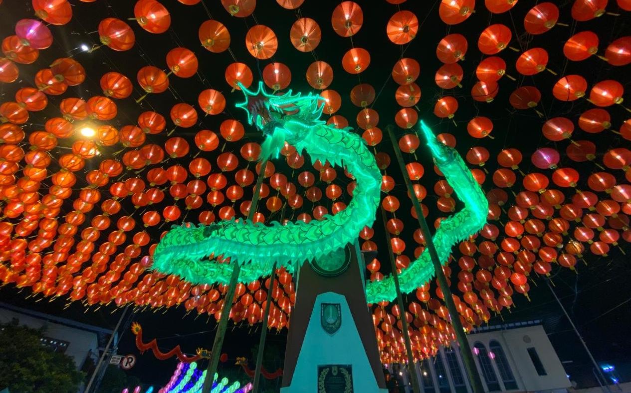 Nuansa sekitar Pasar Gede dan Balai Kota Solo, Jawa Tengah makin gemerlap dengan jejeran lampion yang menyala, Jumat (2/2/2024). Menyambut Imlek, diselenggarakan Grebeg Sudiro 2024 dengan rangkaian acara meriah. (TribunTravel.com/Kurnia)