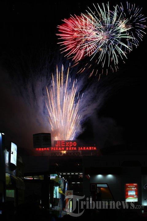 Pembukaan Pekan Raya Jakarta (PRJ) atau Jakarta Fair 2013 dimeriahkan oleh pesta kembang api di JIExpo Kemayoran, Jakarta Pusat, Kamis (6/6/2013) malam. Ajang ini di adakan untuk memperingati hari jadi kota Jakarta yang jatuh pada 22 Juni 2013 yang ke-486 dengan mengusung tema 'Terus Maju Jakartaku'. (Tribun Jakarta/Jeprima)