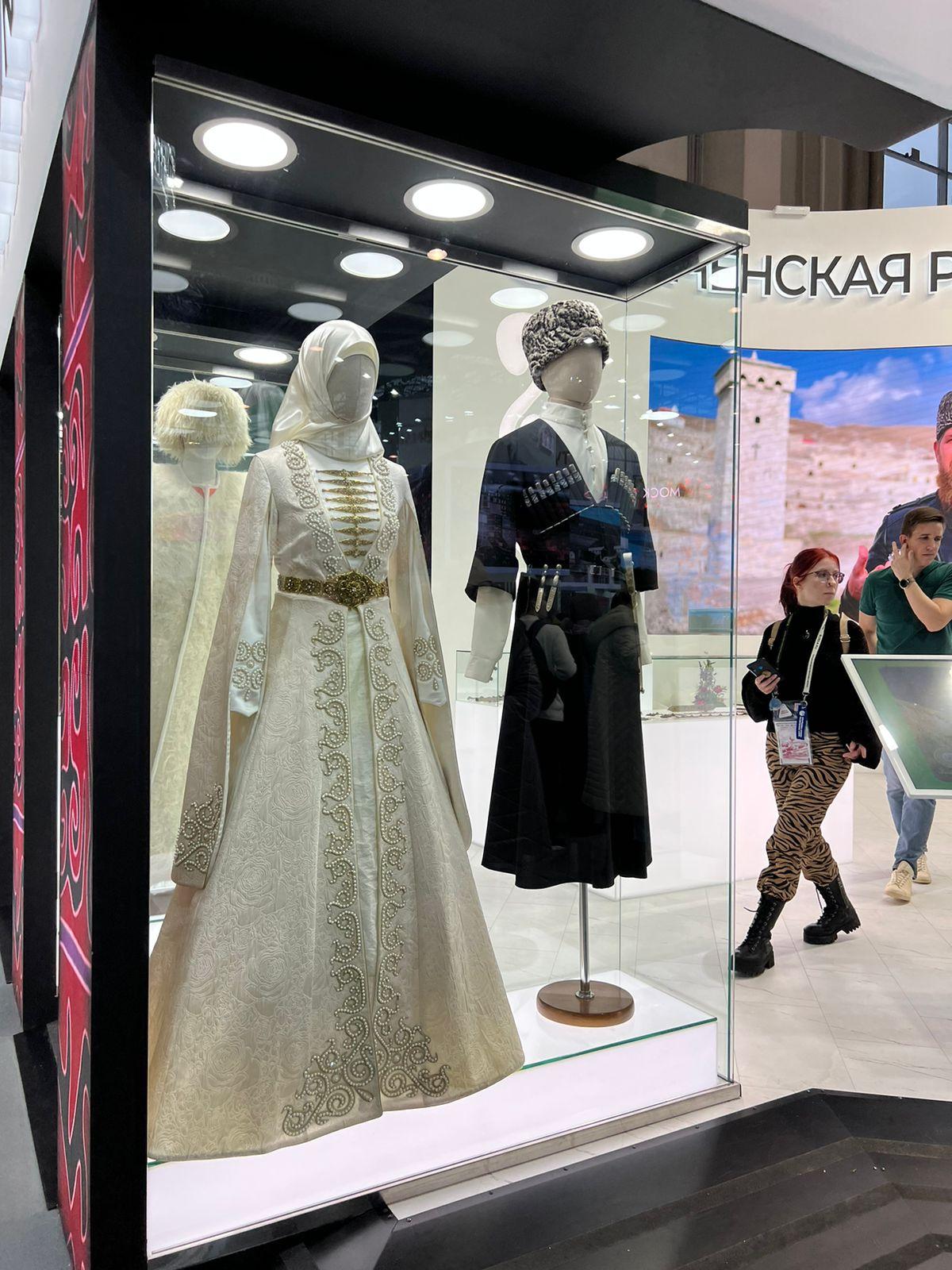Menghadiri pusat eksebisi (pameran) di pinggiran kota Moskow.