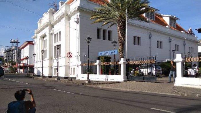 Bangunan Museum De Javasche Bank di Surabaya yang tak jauh dari hotel dan tempat sewa motor. (suryatravel/Sugiharto)