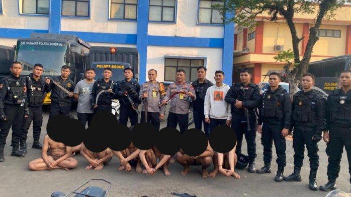 Personel patroli Satsamapta Polres Bogor berhasil mengamankan 10 anggota gengster yang berulah di sekitaran GOR Pakansari, Kecamatan Cibinong, Kabupaten Bogor.