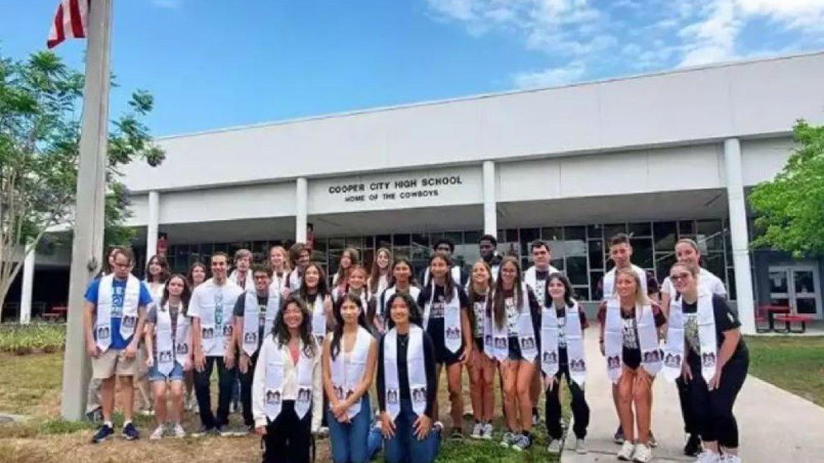 Potret 14 pasang siswa kemmbar yang lulus SMA di Florida, Amerika Serikat.