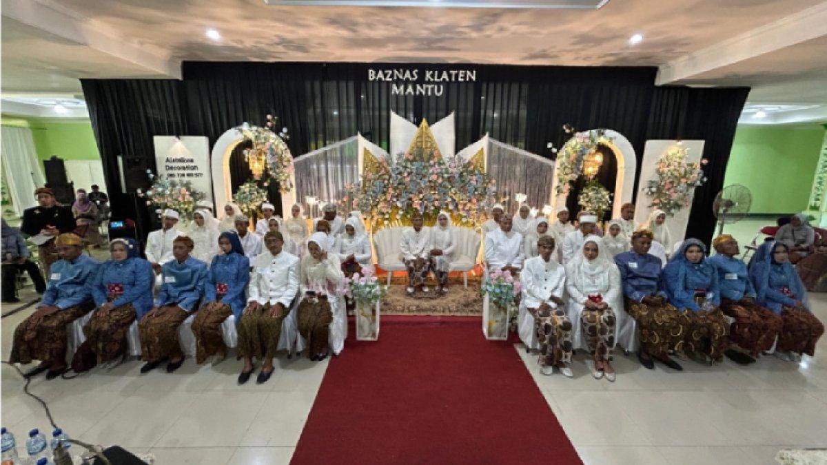 19 pasang pengantin mengikuti program Baznas Klaten Mantu di Masjid Raya Klaten, Kamis (5/9/2024).