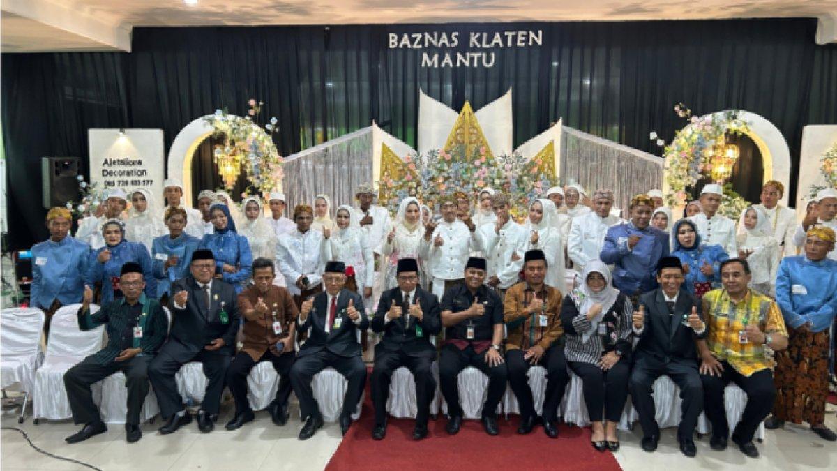Sekda Klaten Jajang Prihono bersama 19 pasang pengantin mengikuti program Baznas Klaten Mantu di Masjid Raya Klaten, Kamis (5/9/2024).