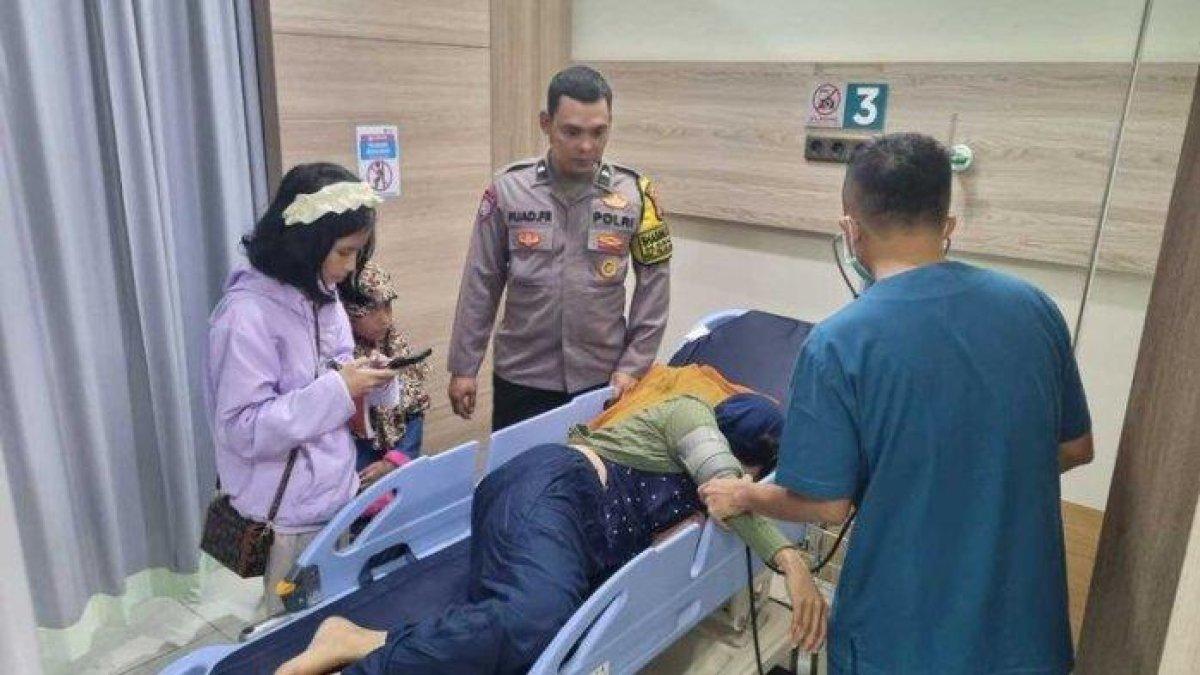 2 gadis yang terbata-bata saat melapor ke pos polisi soal kondisi ibu mereka saat sakit.