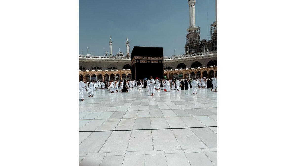 3 potret Pratama Arhan tengah ibadah umroh bersama Timnas Indonesia, pemandangan Kota Makkah