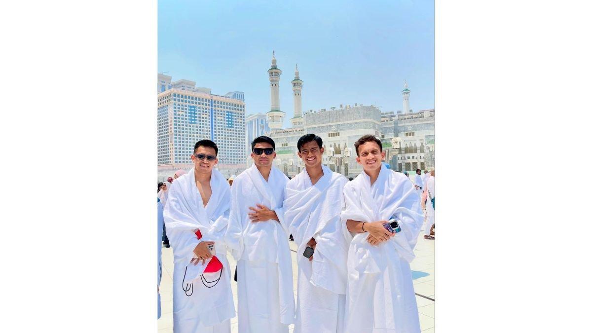 3 potret Pratama Arhan tengah ibadah umroh bersama Timnas Indonesia,foto bersama anggota Timnas