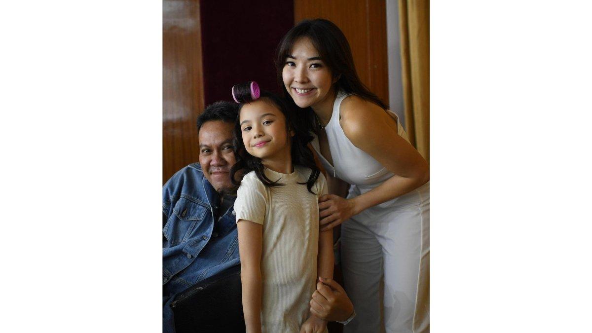 5 Foto debut modeling Gempita Nora Marten di Fashion Nation, Makeup di backstage 