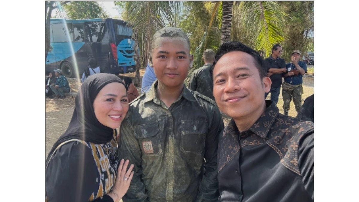 5 cuplikan Denny Cagur dan Shanty lepas kangen pada anak, Diguyur oleh pelatih