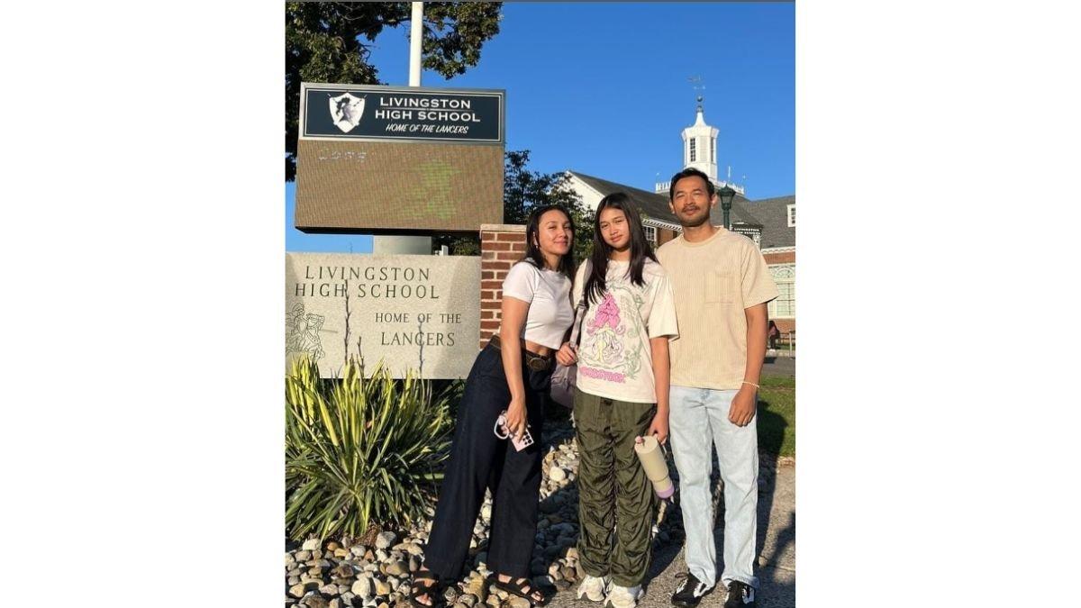 5 cuplikan Oka Antara jemput anaknya  Akshara Isaka pulang sekolah, ternyata sekolah di Amerika!