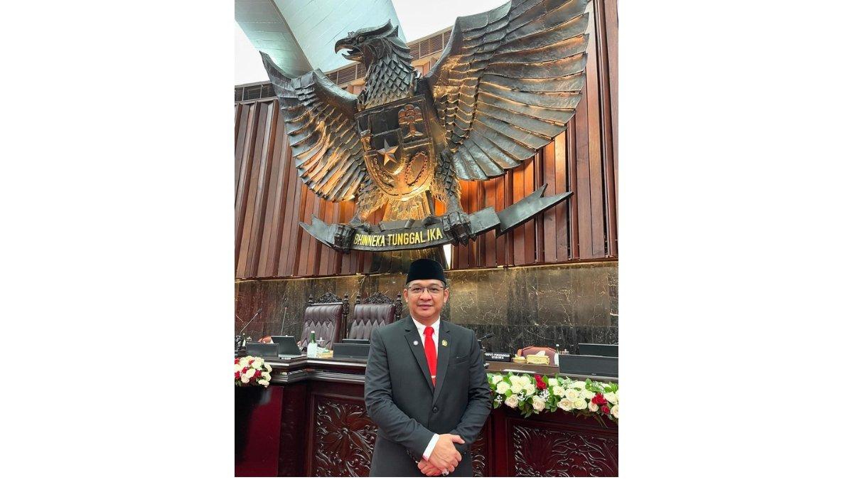 5 foto Pasha Ungu resmi jadi anggota DPR-RI periode 2024-2029, Pancarkan aura wibawa