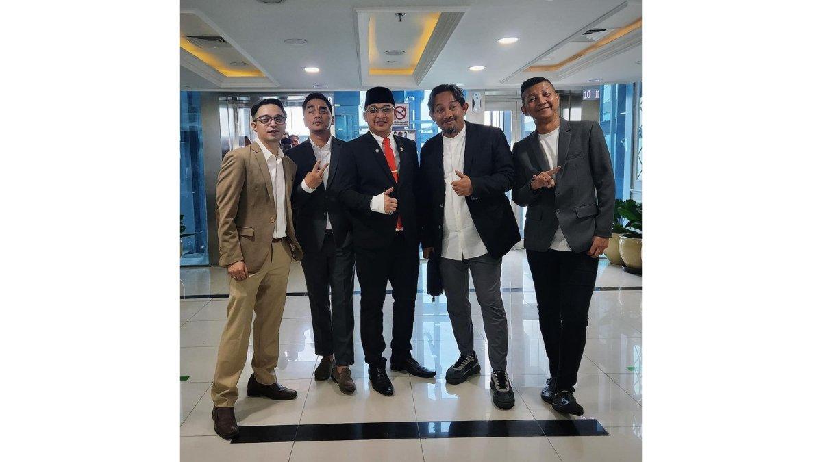5 foto Pasha Ungu resmi jadi anggota DPR-RI periode 2024-2029, Sahabat turut hadir