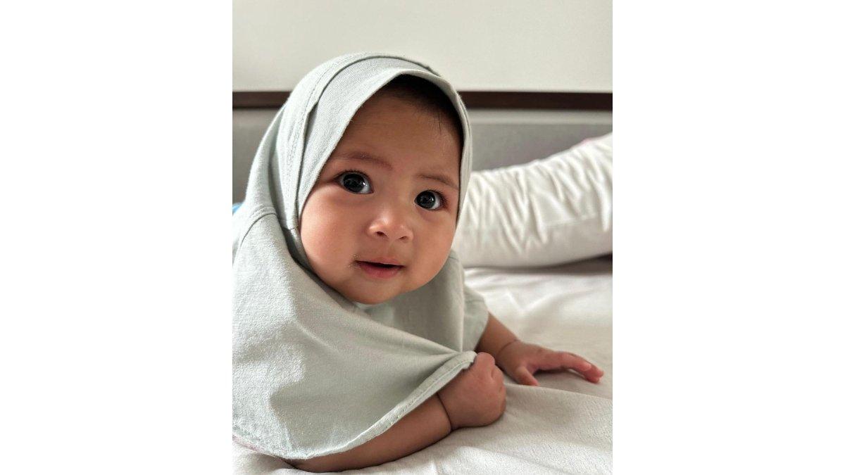 5 foto gemoy Lily anak angkat Raffi dan Nagita pakai hijab, Gemas dengan hijab