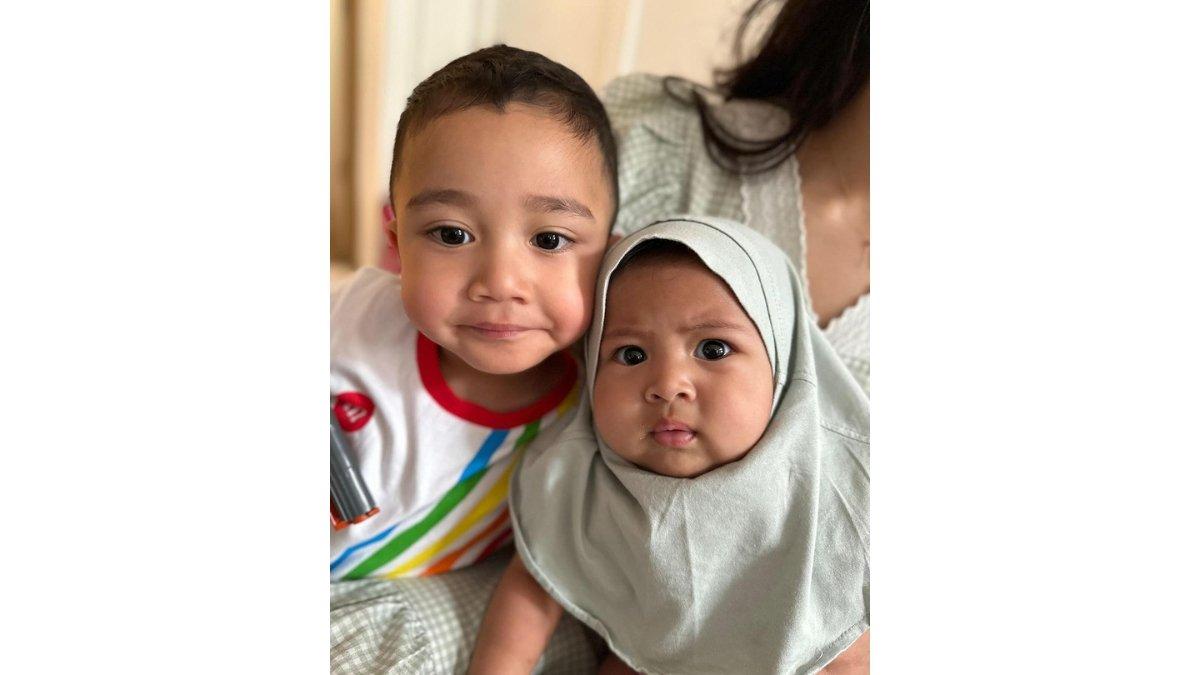 5 foto gemoy Lily anak angkat Raffi dan Nagita pakai hijab, Masih bayi sudah ekspresif