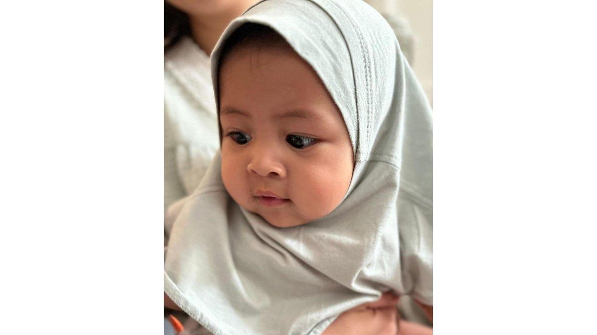 5 foto gemoy Lily anak angkat Raffi dan Nagita pakai hijab, Pipi seperti bapao